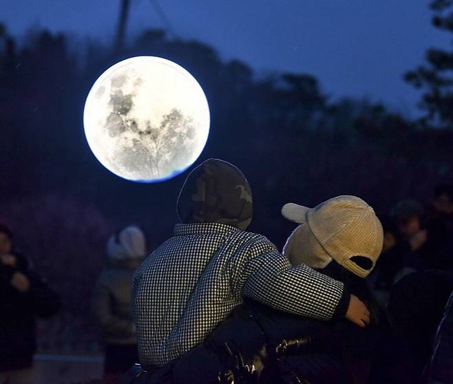 24일 오후 북한과 1.4㎞ 떨어진 경기 김포 애기봉 평화생태공원에서 정월대보름 맞이 달빛 라이트쇼가 펼쳐지고 있다. 김포시 제공.