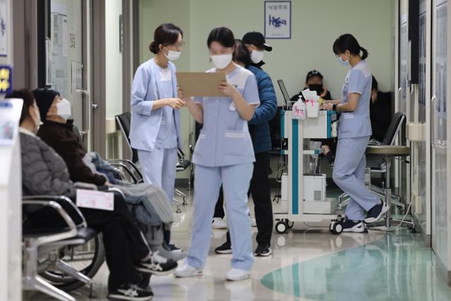 정부가 보건의료재난 위기경보를 최상위 단계인 '심각'으로 상향한 23일 서울의 한 대학병원에서 간호사들이 분주히 움직이고 있다. 연합뉴스