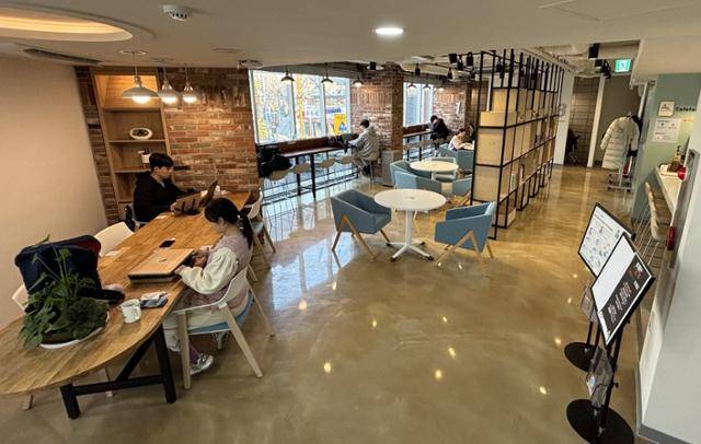 지난달 30일 청년들을 위한 공간인 유유기지 동구청년21 2층에서 대학생과 취업준비생 등이 공부를 하고 있다. 이환직 기자
