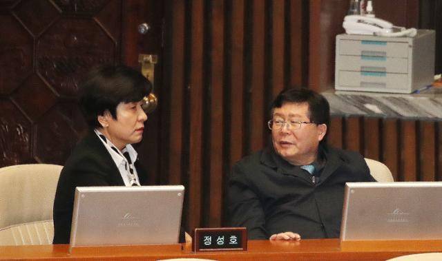 더불어민주당 탈당을 선언한 김영주(왼쪽) 국회부의장이 23일 서울 여의도 국회 본회장에서 평가 하위 10% 통보를 받은 설훈 의원과 대화 중이다. 뉴스1