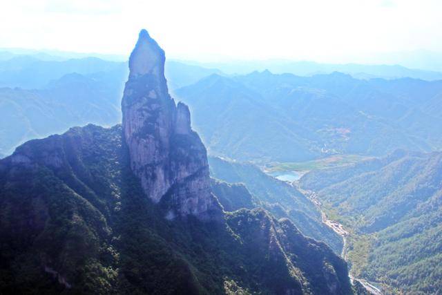 남천정 유리전망대에서 본 관음봉. ⓒ최종명