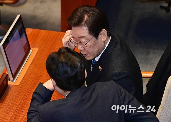 이재명 더불어민주당 대표가 지난 21일 오전 서울 여의도 국회에서 열린 본회의에서 홍익표 원내대표와 대화를 하고 있다. [사진=곽영래 기자]