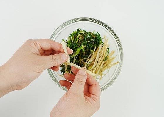 냉이의 뿌리가 두껍다면 칼집을 넣고 가늘게 찢어 준비한다. 사진 윤지아