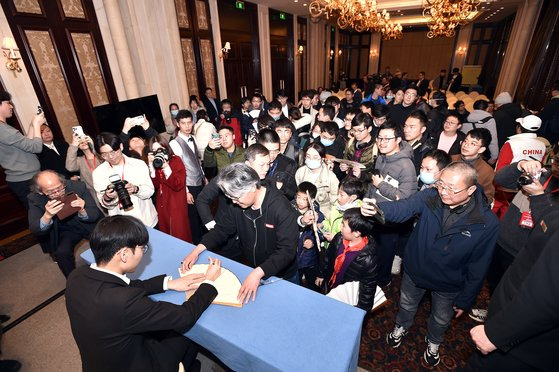 23일 한국의 우승이 확정된 뒤 신진서 9단에게 사인을 받으려고 몰려든 중국 바둑 팬들. 한국기원