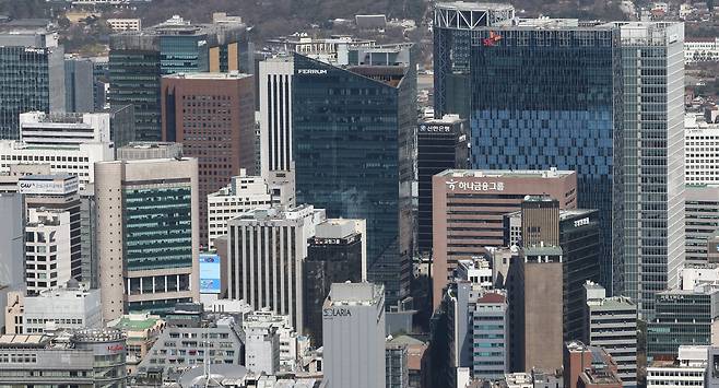 서울 남산에서 바라본 도심에 주요 기업체 건물들이 보이고 있다. 연합뉴스