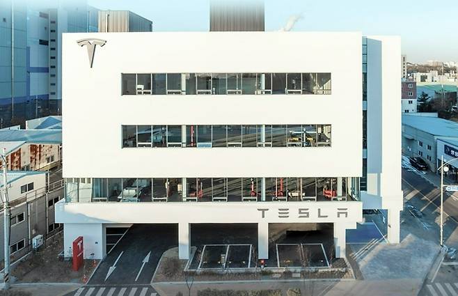 지난달 개장한 테슬라 인천 서비스센터 전경. 총 8대의 리프트와 17개의 워크베이를 갖추고 있다. /테슬라