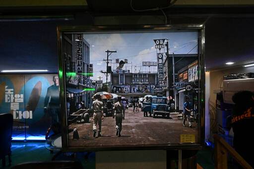 동광극장의 입구가 바뀌기 전이던 1967년 무렵, 박종호 감독의 <학사며느리>를 상영하고 있는 극장 모습. 조주현기자