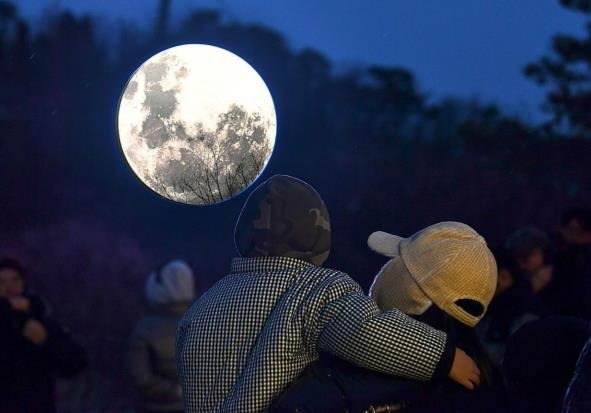 대형 LED 달 모형 바라보는 시민들의 모습.[사진 = 김포시]