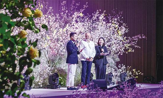 현대백화점이 지난해 신라호텔에서 VVIP 400여명을 초청해 진행한 프라이빗 행사에서 사회자가 미슐랭 3스타를 21년 연속으로 획득한 파리 포시즌스 호텔 프렌치 레스토랑의 총괄 셰프 ‘크리스티앙 르 스케’를 소개하고 있다. (현대백화점 제공)