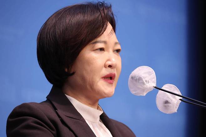 [서울=뉴시스] 조성봉 기자= 이수진 더불어민주당 의원이 22일 오후 서울 여의도 국회 소통관에서 공관위의 결정에 항의하며 민주당 탈당 선언을 하고 있다. 이날 민주당 공천관리위원회는 이수진 의원(서울 동작을)을 4·10 총선에서 공천배제 하기로 결정했다.2024.02.22.