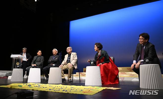 [광주=뉴시스] 박기웅 기자 = 24일 오후 광주 빛고을시민문화관 대극장에 열린 일제 강제동원 피해자들의 이야기를 다룬 연극 '봉선화Ⅲ'를 마친 후 강기정 광주시장과 연기자 등 관계자들이 기자회견을 하고 있다. 2024.02.24. pboxer@newsis.com