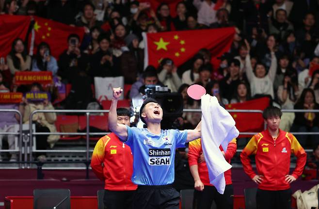 24일 오후 부산 해운대구 벡스코에서 열린 BNK부산은행 2024부산세계탁구선수권대회 남자 4강전 한국과 중국의 경기. 3단식에서 이상수가 마룽을 상대로 승리한 뒤 환호하고 있다. 연합뉴스