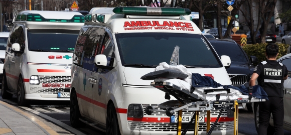 복지부, 비대면 진료 전면 허용 - 23일 서울 서대문구 세브란스병원에서 환자가 이송되고 있다.  뉴스1