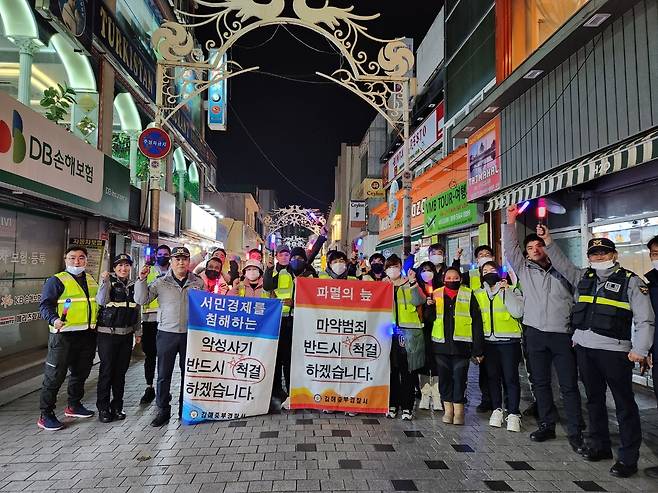 경찰과 순찰 활동하는 호세인 모민씨 [호세인 모민씨 제공. 재판매 및 DB금지]