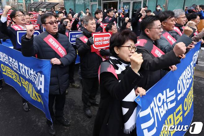 정부의 의과대학 입학 정원 확대 정책에 반대하는 대한의사협회(의협) 산하 전국 16개 시·도 의사들이 25일 오후 서울 용산구 의협회관에서 용산 대통령실을 향해 행진하고 있다. [사진=뉴스1]