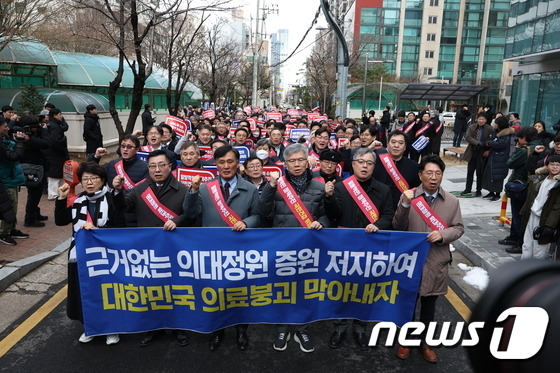 정부의 의과대학 입학 정원 확대 정책에 반대하는 대한의사협회(의협) 산하 전국 16개 시·도 의사들이 25일 오후 서울 용산구 의협회관에서 용산 대통령실을 향해 행진하고 있다. 2024.2.25/뉴스1 민경석 기자