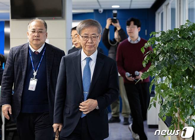 임혁백 더불어민주당 중앙당공직선거후보자추천관리위원장이 25일 오후 서울 여의도 민주당 중앙당사에서 21개 선거구에 대한 공천 후보자 심사 결과 발표를 마친 후 나서고 있다. 2024.2.25/뉴스1 ⓒ News1 이재명 기자