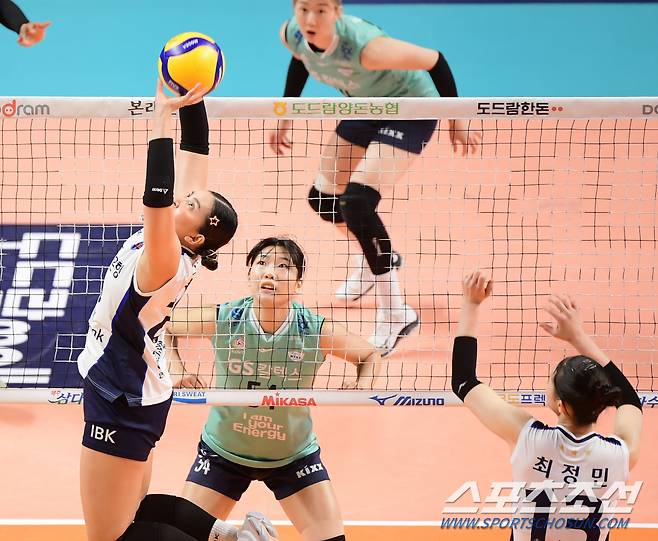 25일 서울 장충체육관에서 열린 GS칼텍스와 IBK기업은행의 경기. IBK기업은행 폰푼이 토스하고 있다. 장충체=정재근 기자 cjg@sportschosun.com/2024.2.25/