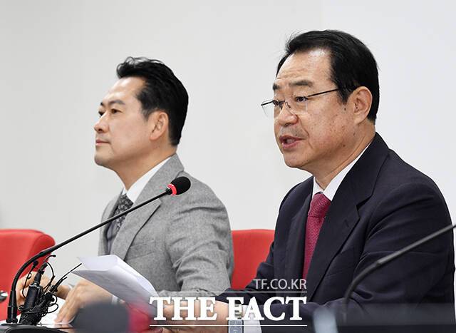 국민의힘이 25일 1차 경선 결과를 발표했다. 결과 충북에서는 정우택 국회부의장과 충주 이종배·보은옥천영동괴산의 박덕흠 의원 등 중진 현역 의원들이 본선 진출을 확정했다. 사진은 정영환 공관위원장. /배정한 기자