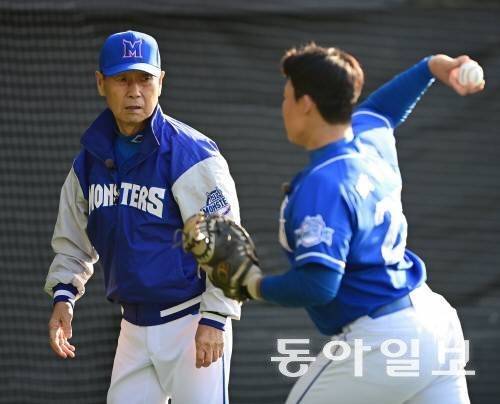 야구 예능 최강야구에서 감독을 맡고 있는 김성근 감독이 포수 박찬희의 송구 동작을 지도하고 있다. 동아일보 DB