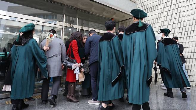 전남대 의대 졸업생들이 23일 광주시 전남대학교 학동캠퍼스 의과대학 명학회관 대강당에서 열린 2023학년도 의과대학 제72회 히포크라테스 선서식을 마친 후 졸업식장으로 향하고 있다. 2024.2.23/뉴스1