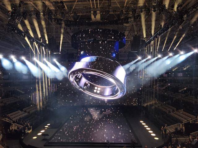 삼성전자가 26일(현지시간) 스페인 바르셀로나에서 개막하는 '모바일 월드 콩그레스(Mobile World Congress, MWC) 24'에서 갤럭시 링의 실물 디자인을 최초로 전시한다. 사진은 1월 삼성전자가 갤럭시 언팩 2024에서 공개한 갤럭시 링 이미지. 삼성전자 제공