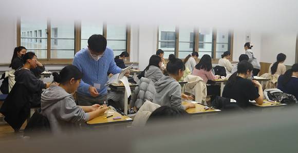 사진은 2024학년도 대학수학능력시험(수능시험)이 지난해 11월 16일 전국 84개 시험지구 1,279개 시험장에서 일제히 열린 가운데 서울 영등포구 여의도여자고등학교 시험장을 찾은 수험생들이 시험 준비를 하는 모습. [사진=사진공동취재단]
