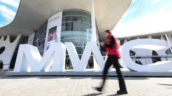 세계 3대 정보통신기술(ICT) 전시 중 하나인 '모바일 월드 콩그레스(MWC) 2024’ 개막을 이틀 앞둔 24일 오후(현지시간) 스페인 바르셀로나 피라 그란 비아 전시장에 대형 조형물이 설치돼 있다. 뉴스1
