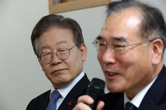 2023년 12월 21일 서울 영등포구 대림2동 경로당에서 발언 중인 이개호 민주당 정책위의장을 바라보고 있는 이재명 대표. 연합뉴스