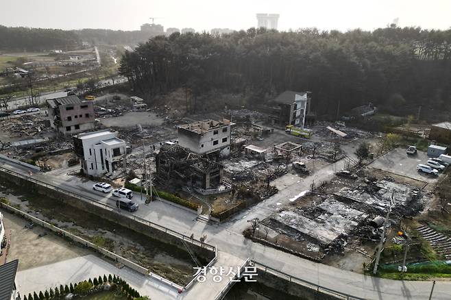 전날 강릉시 난곡동의 한 야산에서 산불로 인해 강릉 일대에 큰 피해가 발생한 가운데 지난해 4월 12일 저동의 한 펜션마을의 건물들이 화재로 인해 소실되어 있다. 강릉|권도현 기자