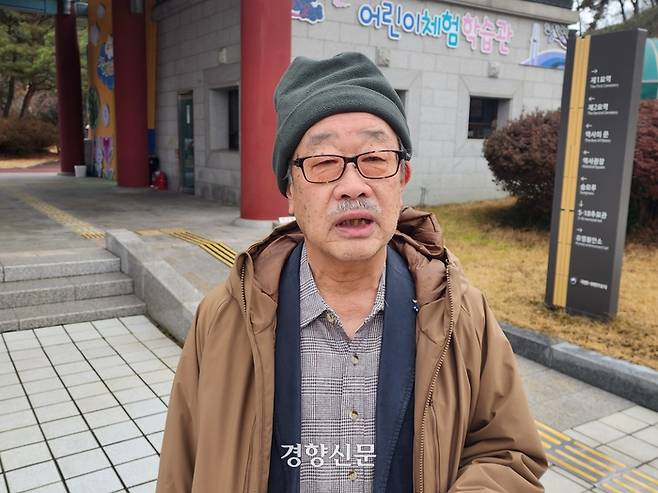 일제 강제동원 피해자들에 대한 인권유린 등을 고발하는 내용의 연극 <봉선화>를 연출한 나카 토시오 감독(74)이 25일 5·18민주묘지에서 경향신문과 인터뷰를 하고 있다. 고귀한 기자