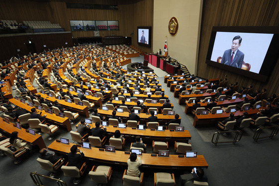 National Assembly Speaker Kim Jin-pyo gives a speech at a plenary session of at the National Assembly in Yeouido, western, Seoul on Monday. [YONHAP]