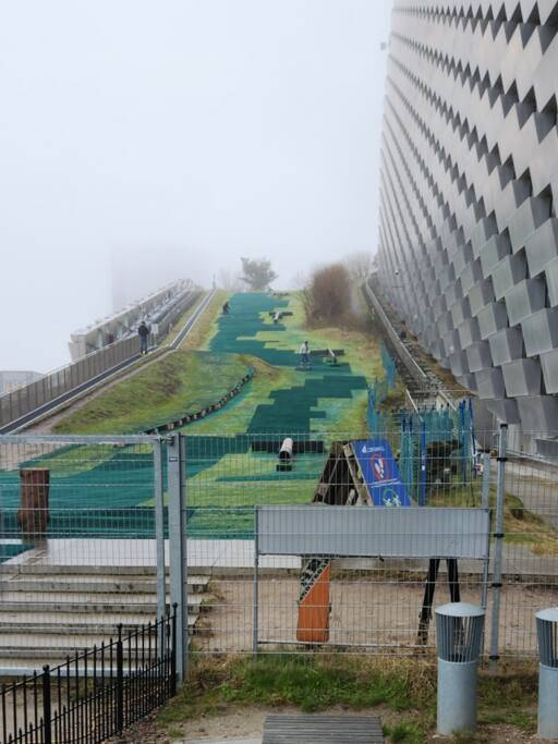 22일 오후(현지시각) 덴마크 코펜하겐에 있는 자원순환센터(소각장) 아마게르 바케 지붕 인공 잔디 스키장에서 관광객들이 스키를 타고 있다. 황남건기자