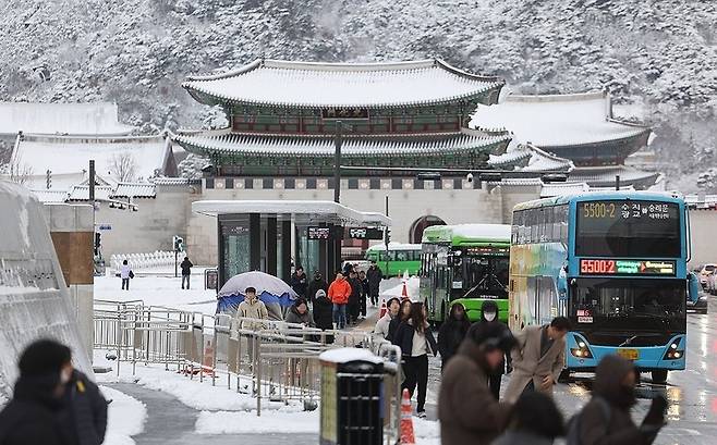 지난 22일 눈 쌓인 종로구 광화문에서 출근하는 시민들 / 사진=연합뉴스