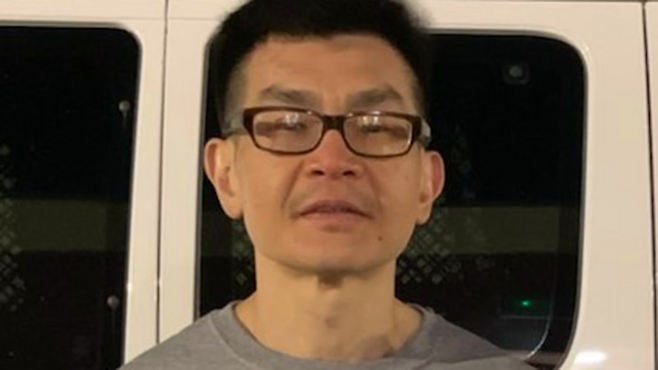 가짜와인 제조 및 판매 혐의로 미국서 체포된 루디 쿠니아완이 7년감의 감옥생활을 마치고 2020년 인도네시아로 추방될 떄의 모습. 미 이민세관단속국(ICE)