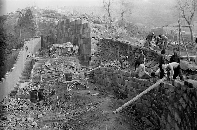 성북지구 성곽공사 장면(1976년 11월 15일 촬영). [서울역사박물관]