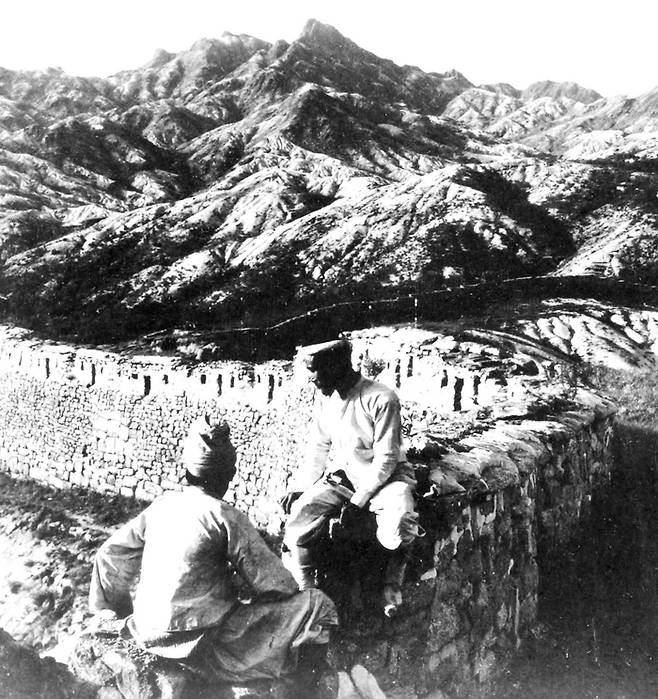 성벽 밖을 바라보는 두 남자(대한제국). [국립민속박물관]