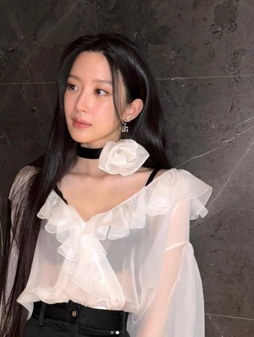 문가영은 굴하지 않고 또 다른 의상을 SNS에 올리며 패션위크 참석에 대한 만족감을 드러냈다. 사진=문가영 SNS