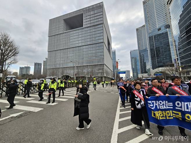 25일 서울 대한의사협회에서 '의대 정원 증원 저지를 위한 전국 의사 대표자 확대회의'를 마치고 대통령실 앞으로 행진하고 있다./사진=