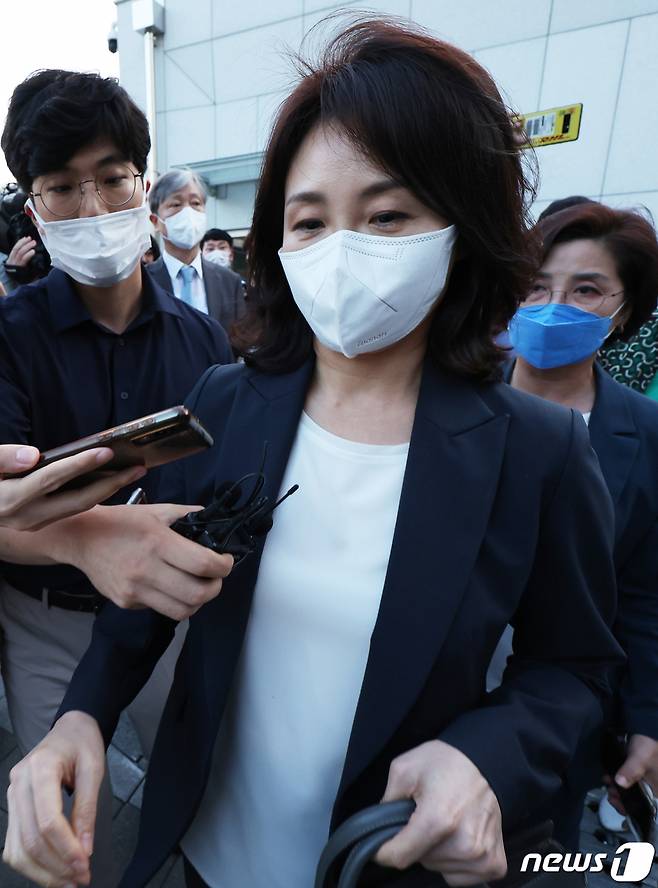 이재명 더불어민주당 대표의 김혜경씨가 2022년 경기남부경찰청에서 '법인카드 유용 의혹' 관련 조사를 마치고 나오고 있는 모습. /사진=뉴스1(공동취재)