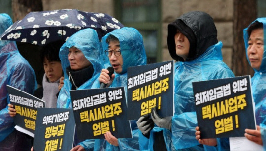 방영환 열사 대책위가 21일 서울시청 앞에서 방영환 열사 장례 및 향후 계획 발표 기자회견을 하고 있다. 뉴시스