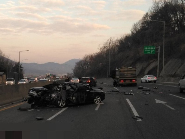 지난 달 31일 오전 8시께 남양주시 진건읍 진관리의 편도 4차로에서 승용차가 역주행하면서 정상 주행중인 승합차와 덤프트럭 등 차량 4대와 충돌했다. [남양주소방서]