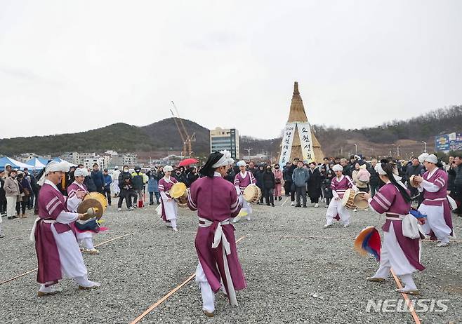 [시흥=뉴시스] 참가 시민들이 달집태우기에 앞서 풍물놀이를 통해 흥을 돋고 있다. (사진 시흥시 제공). 2024.02.25.photo@newsis.com