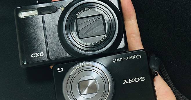 박지영(29)씨가 일본에서 직구를 통해 구입한 빈티지 디지털 카메라.  박씨 제공