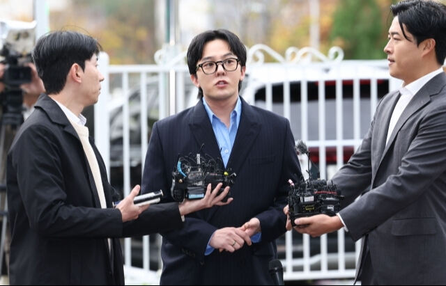 마약 투약 혐의를 받았던 가수 지드래곤(권지용)이 지난해 11월 6일 인천 논현경찰서로 출석해 기자들의 질문에 답하고 있다. 연합뉴스