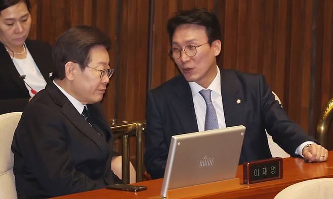 이재명 더불어민주당 대표(왼쪽), 김민석 더불어민주당 총선 상황실장. 뉴시스