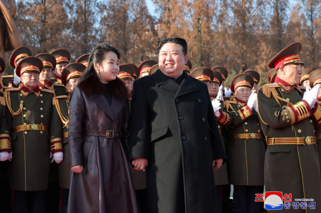 김정은(가운데) 북한 국무위원장이 조선인민군 창건일인 이달 8일 딸 주애와 함께 국방성을 축하 방문해 장병들을 격려하고 있다. 연합뉴스