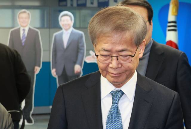 임혁백 더불어민주당 공천관리위원장이 25일 서울 여의도 더불어민주당 중앙당사에서 공천 심사 결과를 발표한 뒤 밖으로 나서고 있다. 연합뉴스