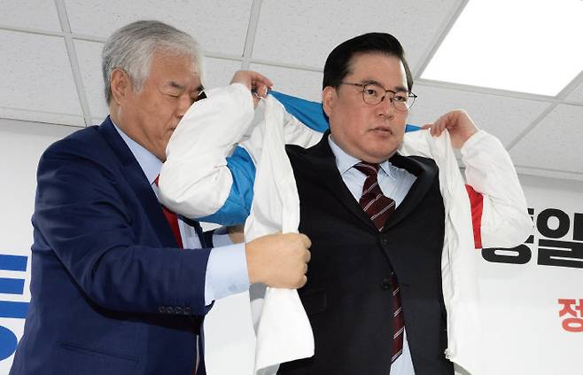 2월 14일 서울 여의도 자유통일당 중앙당사에서 열린 기자회견에서 유동규 전 성남도시개발공사 기획본부장에게 전광훈 사랑제일교회 목사가 점퍼를 입혀주고 있다. 이날 유 전 본부장은 입당 및 계양을 출마를 밝혔다. [뉴스1]