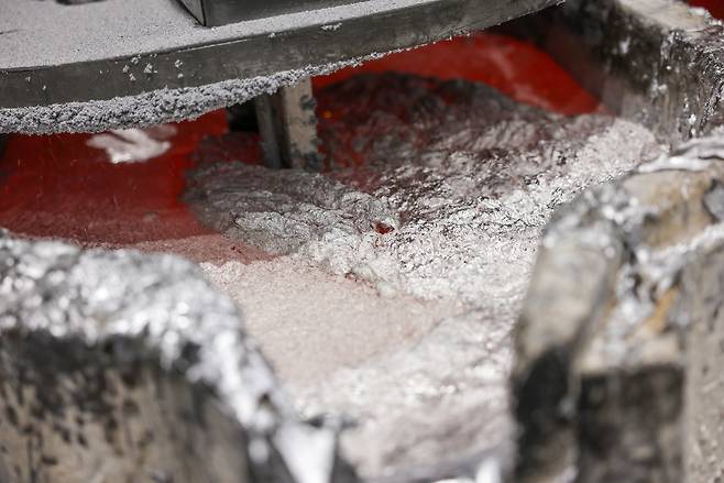 독일 작센주 한 금속 주조소에서 녹은 알루미늄이 밝게 빛나고 있다.ⓒEPA